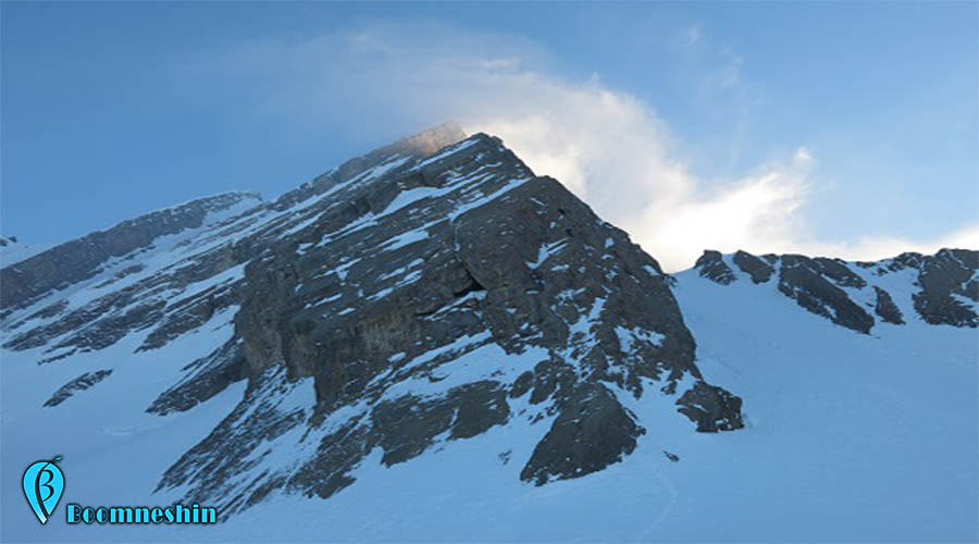 قله ی کول جنو جایی عالی برای صخره نوردی قله کول جنو را می توان شرقی ترین قله خط الرأس اشترانکوه یاد کرد . این قله را فنی ترین قله ایران می نامند. وجه تسمیه کول جنو را به چند صورت شنیده ایم و وجه تسمیه ای که کوهنوردان بومی منطقه از آن می گویند این است که کول جنو را به "سایه جن ها” معنی می کنند ؛ می گویند در قدیم بهمن های سهمگینی از این کوه سرازیر می شده که باعث به وجود آمدن صداهای هولناک و خشن در منطقه میشده است و به همین دلیل نام این کوه را کول جنو گذاشته اند.
